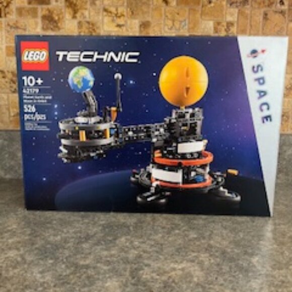 Unopened Lego Technic 42179 Space Age 10+ Planet Earth and Moon in Orbit 526pcs - Picture 3 of 6